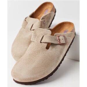 Birkenstock Boston Clogs in Taupe